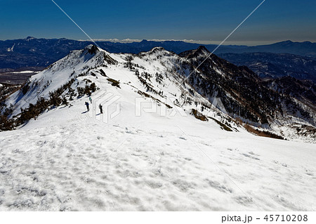 上州武尊山稜線を行く登山者と皇海山方面の山並み 45710208