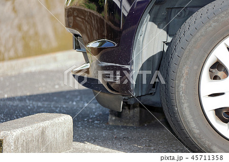 車 事故 傷 へこみの写真素材