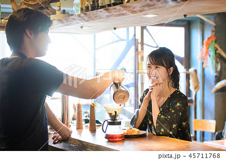 カフェ テイクアウト コーヒー OL ビジネスウーマン 店員 45711768