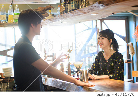 カフェ テイクアウト コーヒー OL ビジネスウーマン 店員 45711770