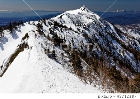 上州武尊山稜線を行く登山者と剣ヶ峰 上州武尊山稜線を行く登山者と剣ヶ峰 45712387