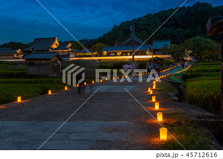 奈良　明日香村　飛鳥光の回廊　橘寺の前の坂道 45712616