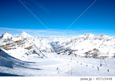 ブレイユ＝チェルヴィナイア　プラトー・ローザからスイス・ツェルマットに下るスキーコース(3月スイス) 45713448