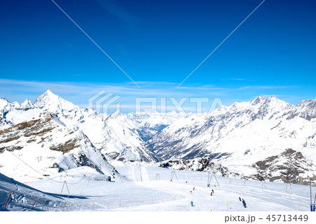 ブレイユ＝チェルヴィナイア　プラトー・ローザからスイス・ツェルマットに下るスキーコース(3月スイス) 45713449