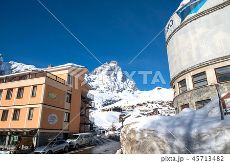 モンテ・チェルヴィーノ（マッターホルン）とブレイユ＝チェルヴィナイアの街（3月、イタリア） 45713482