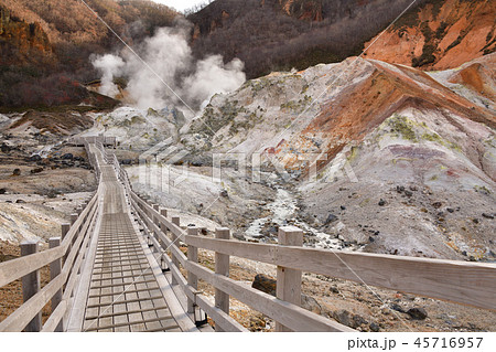 秋の北海道登別市登別温泉地獄谷の朝の風景を撮影 45716957