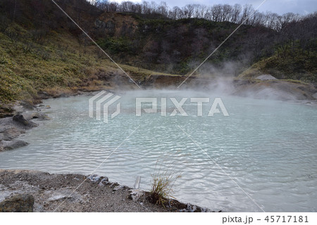 秋の北海道登別市登別温泉大湯沼公園の奥湯の風景を撮影 秋の北海道登別市登別温泉大湯沼公園の奥湯の風景を撮影 45717181