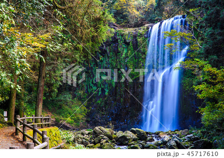 桜滝の秋景色　水のカーテン　【大分県日田市】 45717610