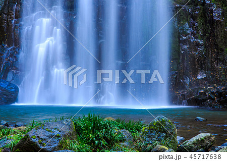 桜滝の秋景色　水のカーテン　【大分県日田市】 45717638