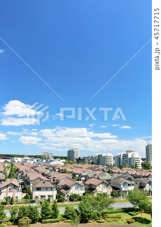 爽やかな青空の住宅街 45717715