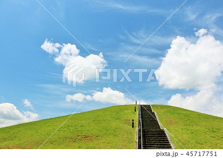 爽やかな青空と小高い丘の公園の写真素材