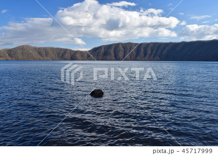 秋の北海道登別市登別温泉クッタラ湖の風景を撮影 秋の北海道登別市登別温泉クッタラ湖の風景を撮影 45717999