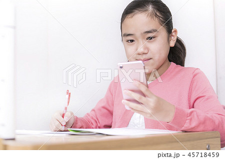 勉強する小学生女の子 スマートフォンで勉強 勉強する小学生女の子 スマートフォンで勉強 45718459