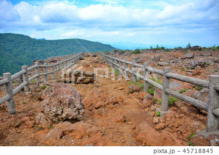 蔵王・駒草平・荒涼とした風景を進む遊歩道（３） 45718845