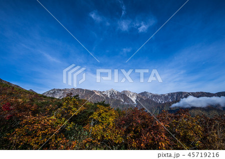 《長野県 唐松岳》 黒菱平と青空と紅葉 45719216