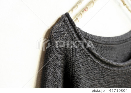 白バックに吊るした黒のカットソーの上半身 白バックに吊るした黒のカットソーの上半身 45719304