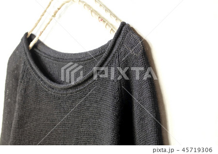 白バックにハンガーにかけた黒のカットソーの上半身 白バックにハンガーにかけた黒のカットソーの上半身 45719306
