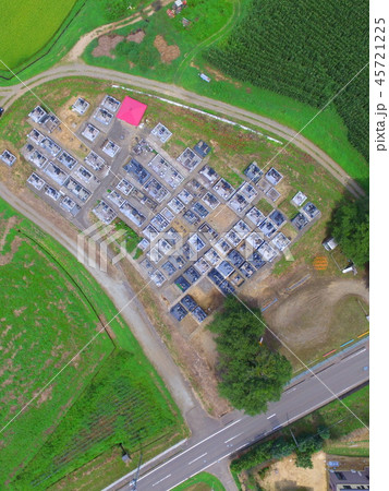 田園の中の墓地〜ドローンで空撮(円田盆地/宮城県刈田郡蔵王町) 田園の中の墓地〜ドローンで空撮(円田盆地/宮城県刈田郡蔵王町) 45721225