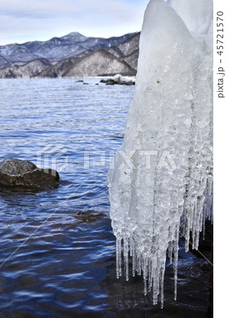 冬の中禅寺湖 湖岸の岩に付くしぶき氷 冬の中禅寺湖 湖岸の岩に付くしぶき氷 45721570