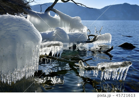 冬の中禅寺湖 湖岸の岩と木に付くしぶき氷 冬の中禅寺湖 湖岸の岩と木に付くしぶき氷 45721613