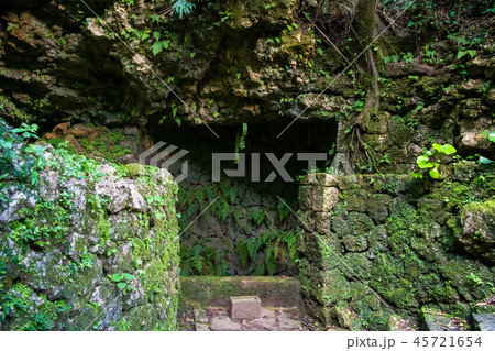 沖縄 中城城 大井戸ウフガー 45721654