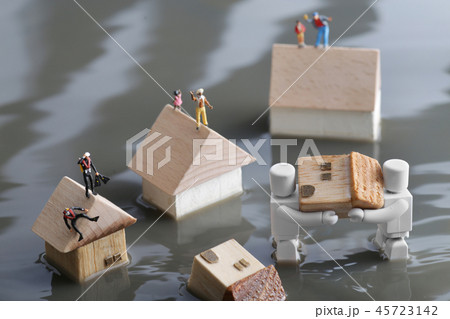 水害で救助活動するロボット 45723142