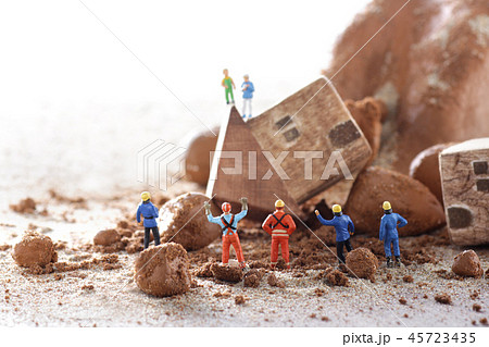 自然災害と土砂崩れのジオラマのモデル 自然災害と土砂崩れのジオラマのモデル 45723435