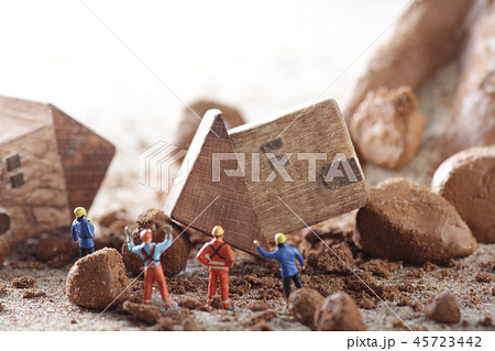 自然災害と土砂崩れのジオラマのモデル 自然災害と土砂崩れのジオラマのモデル 45723442