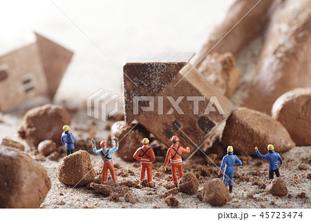 自然災害と土砂崩れのジオラマのモデル 自然災害と土砂崩れのジオラマのモデル 45723474