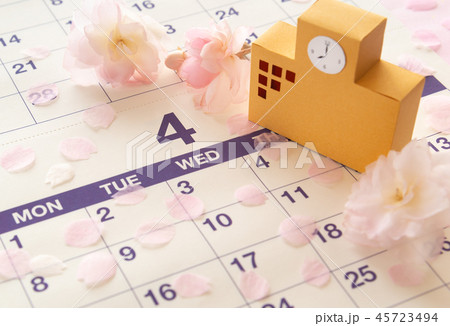 春　桜　カレンダー　学校　進学　入学　4月　リカレント教育　学び直し 45723494