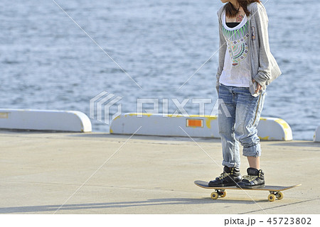 スケートボードに乗る女性 スケートボードに乗る女性 45723802