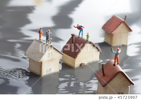 水害で水没した家と孤立する人々 水害で水没した家と孤立する人々 45723907