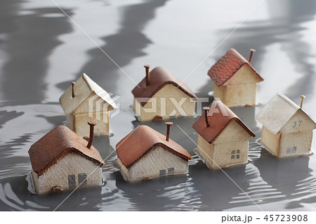 水害で水没した家と孤立する人々 水害で水没した家と孤立する人々 45723908