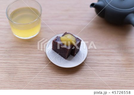 秋の菓子蒸し羊羹と日本茶のおやつ 45726558