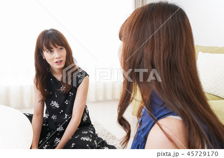 女子会をする若い2人 女子会をする若い2人 45729170