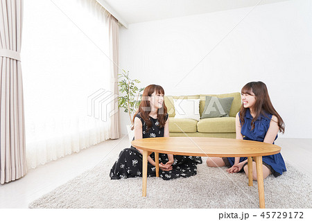 女子会をする若い2人 45729172