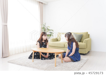 女子会をする若い2人 女子会をする若い2人 45729173