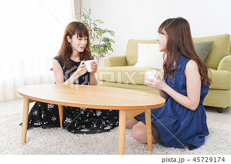 女子会をする若い2人 45729174