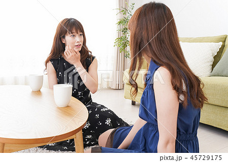 女子会をする若い2人 45729175