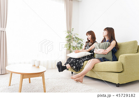 女子会をする若い2人 45729182