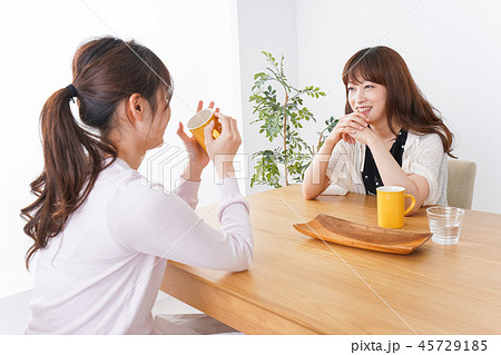 女子会をする若い2人 45729185