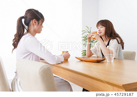 女子会をする若い2人 女子会をする若い2人 45729187