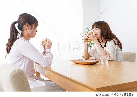 女子会をする若い2人 45729188