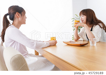 女子会をする若い2人 45729189