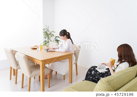 女子会をする若い2人 45729196