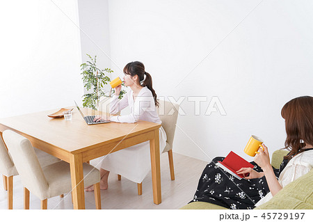 女子会をする若い2人 45729197