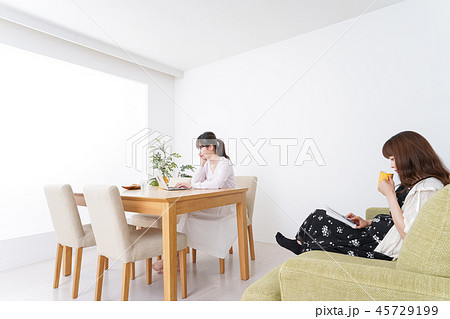 女子会をする若い2人 女子会をする若い2人 45729199