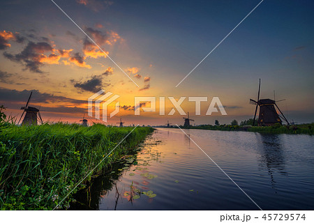 Sunset above historic windmills in Kinderdijk, Netherlands 45729574