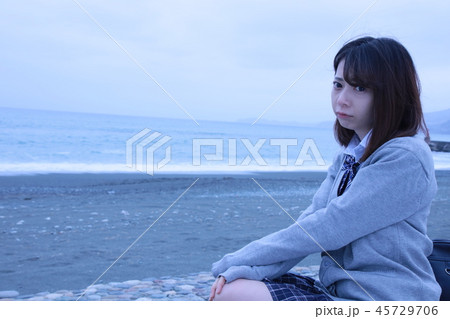 海辺の女子高生 45729706