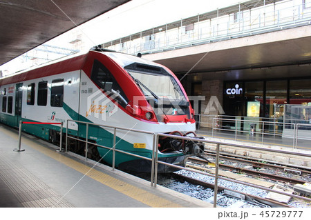 イタリアのローマにある列車のレオナルドエクスプレス イタリアのローマにある列車のレオナルドエクスプレス 45729777